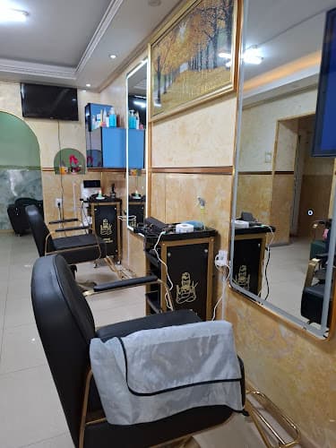 La Luna Salon